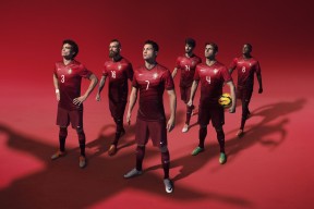 世界杯：各国球迷交换围巾、徽章和帽子 成为友谊象征