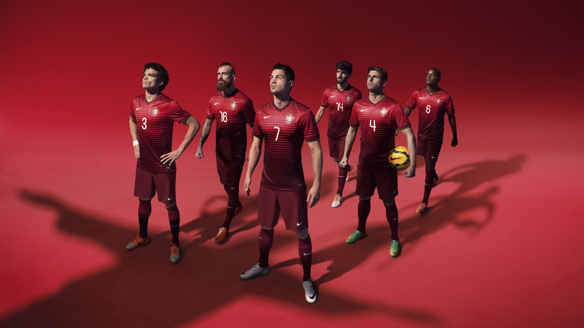 世界杯：各国球迷交换围巾、徽章和帽子 成为友谊象征